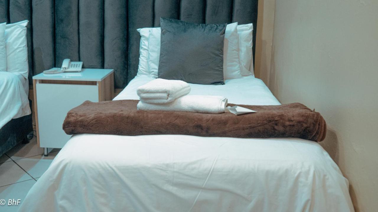 Henry George Guest House Pretoria-Noord Extérieur photo