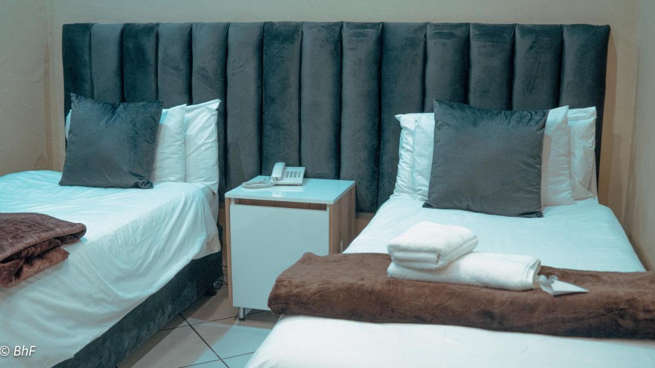 Henry George Guest House Pretoria-Noord Extérieur photo
