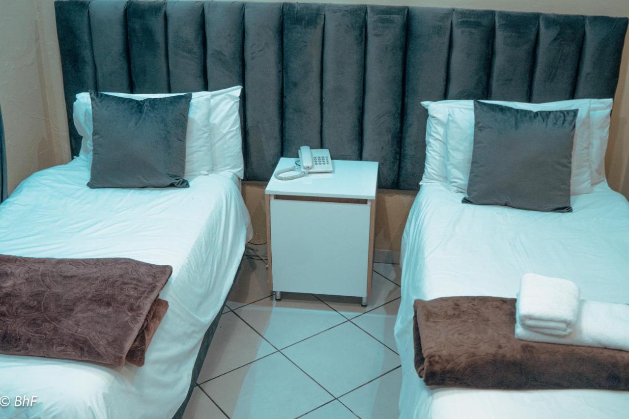 Henry George Guest House Pretoria-Noord Extérieur photo