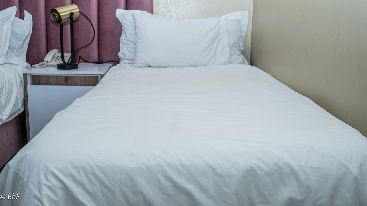 Henry George Guest House Pretoria-Noord Extérieur photo