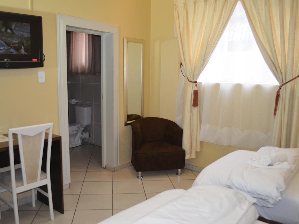 Henry George Guest House Pretoria-Noord Extérieur photo