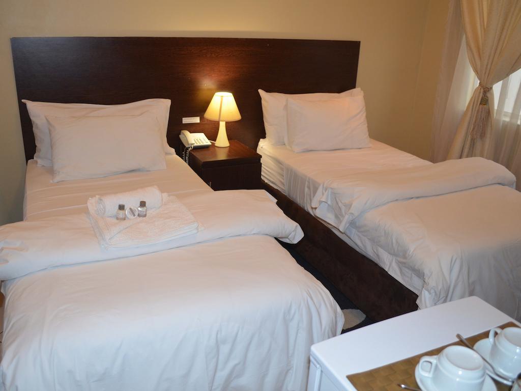 Henry George Guest House Pretoria-Noord Extérieur photo