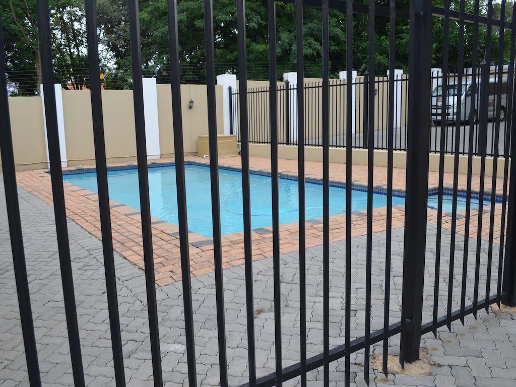 Henry George Guest House Pretoria-Noord Extérieur photo